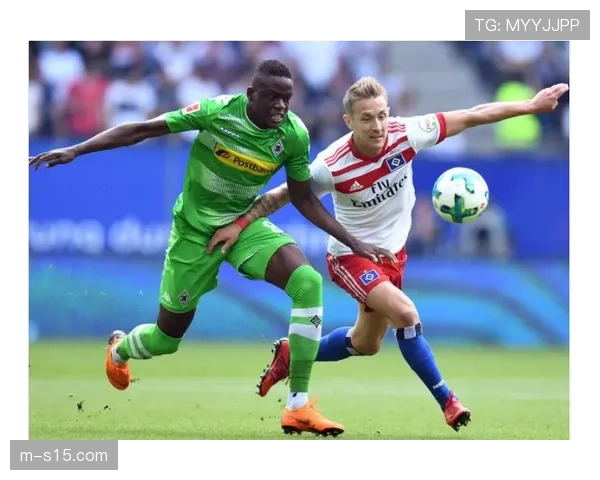 “特写:诺伊尔完成德甲第500次出场,赛后获赠纪念球衣” “特写:诺伊尔完成德甲第500次出场,赛后获赠纪念球衣”